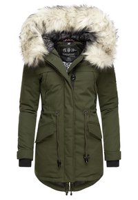 Parka verde oliva con capucha forrada de piel sintética, cierre de botones, cordones en la cintura y múltiples bolsillos frontales. Textura suave y acolchada.