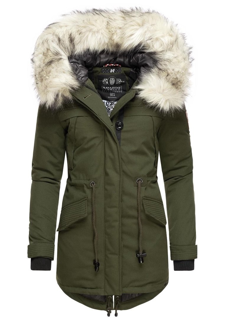 Parka verde oliva con capucha forrada de piel sintética, cierre de botones, cordones en la cintura y múltiples bolsillos frontales. Textura suave y acolchada.