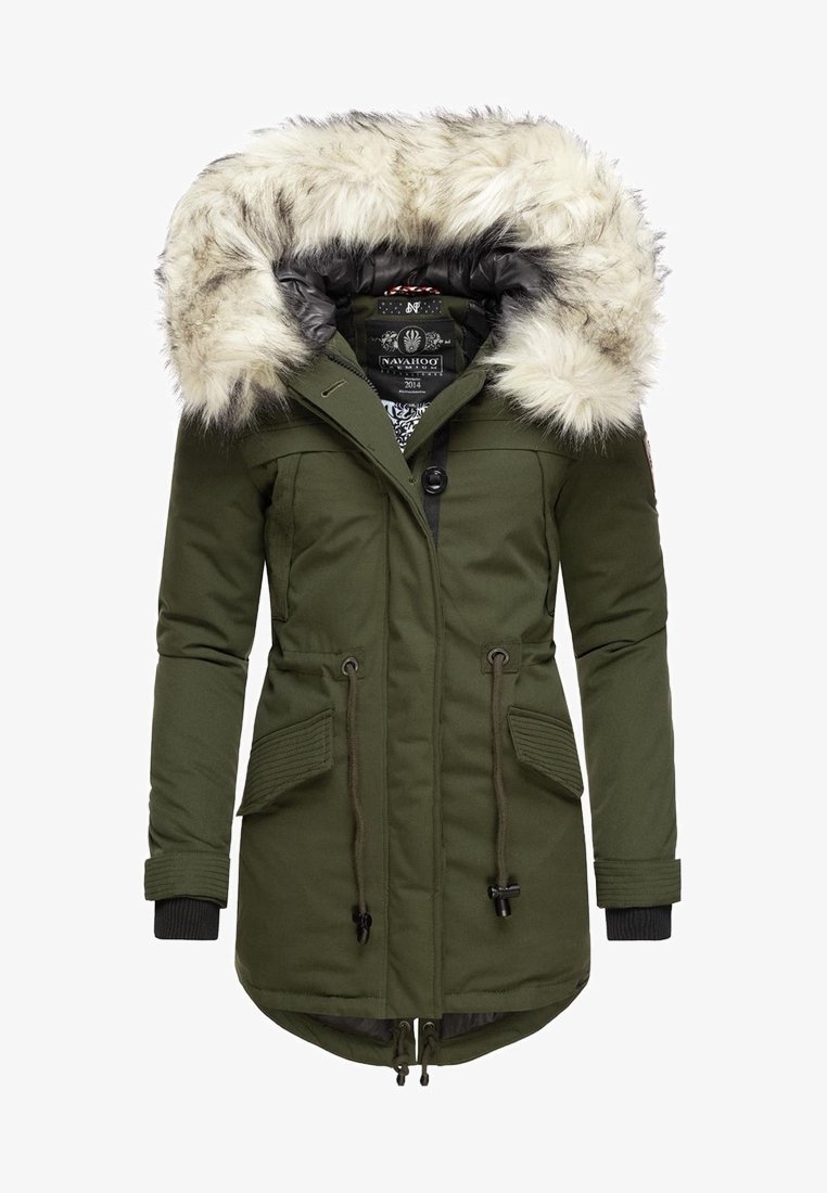 Parka verde oliva con capucha forrada de piel sintética, cierre de botones, cordones en la cintura y múltiples bolsillos frontales. Textura suave y acolchada.