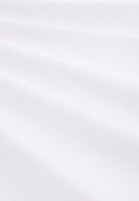 Weißer Stoff mit glatter Textur, der sanfte, fließende Falten zeigt. Die Oberfläche hat ein mattes Finish, das minimales Licht reflektiert.