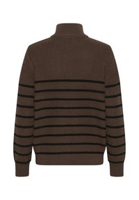 Brauner gestrickter Pullover mit hohem Kragen, der horizontale schwarze Streifen aufweist. Das Design hat eine gerippte Textur und lange Ärmel.