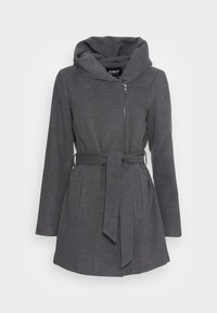 Abrigo gris con capucha, cierre frontal con cremallera, cinturón de lazo en la cintura, mangas largas y dos bolsillos laterales en una tela suave y texturizada.