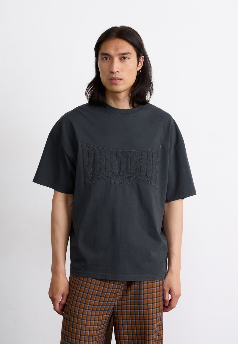 Mørkegrå bomull T-skjorte med korte ermer, med teksturert logo "VERTIGO BERLIN" brodert over brystet.