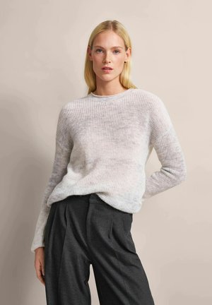 Helles graues, geripptes Sweatshirt mit rundem Ausschnitt und langen Ärmeln, kombiniert mit dunkelgrauen, weit geschnittenen Hosen. Weiche Textur und bequeme Passform.