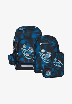 Set per il ritorno a scuola che include uno zaino nero e blu, uno zainetto più piccolo e una pochette per le matite, con un tema calcistico e tessuto resistente.