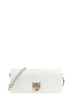 Borsa a mano rettangolare in pelle bianca con anello dorato e due chiusure a forma di uccello, dotata di tracolla bianca con borchie dorate.