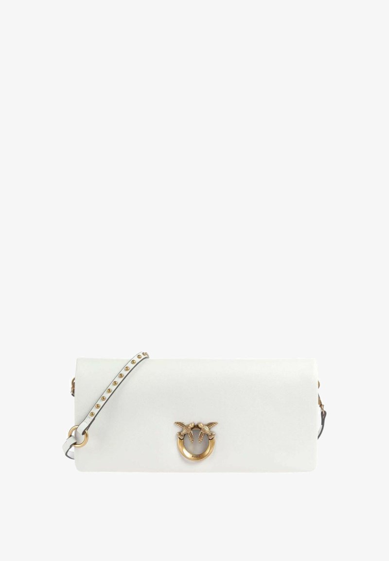 Bolso rectangular de cuero blanco con anillo dorado y dos cierres en forma de pájaro, con una correa blanca con tachuelas doradas.