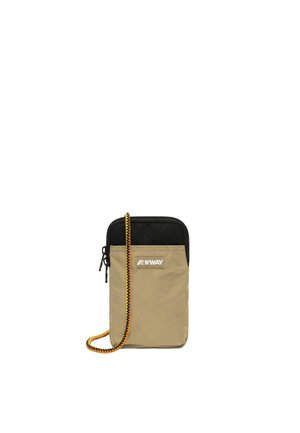 Pequeño bolso bandolera beige y negro con cierre de cremallera y correa trenzada multicolor, con el logo de K-Way en el bolsillo delantero.