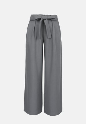 Pantaloni grigi a gamba larga a vita alta con pieghe e cintura dello stesso tessuto da annodare in vita.