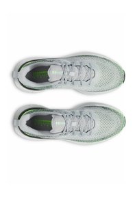 Zapatillas deportivas de color gris claro con parte superior de malla, detalles en verde y cordones. Cuentan con una suela acolchada y la marca "Comfort Deluxe" en el interior.