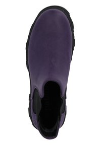 Botín de piel morado hasta el tobillo con paneles laterales elásticos y suela de goma negra. Presenta una puntera redondeada y una textura suave.