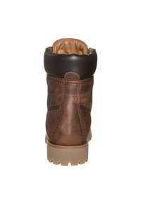 Botas de couro castanho com biqueira arredondada, gola preta almofadada e sola de borracha. Apresenta costura contrastante e um acabamento texturizado.