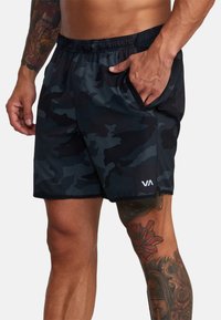 Schwarze und dunkelgraue Camouflage-Badehose aus leichtem Material, mit elastischem Bund und Seitentasche.