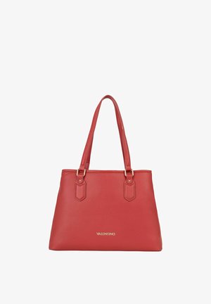 Sac fourre-tout en cuir rouge avec deux bandoulières, finition texturée, détails en métal doré et logo "VALENTINO" embossé sur le devant.