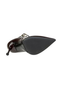 Tacchi a stiletto in borgogna lucido con punta affilata. Presenta una suola nera e una piccola cinghia alla caviglia con una fibbia in tono oro.