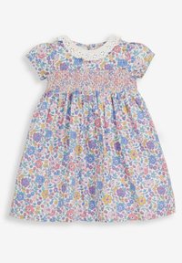 Sukienka dla niemowląt z kr�ótkim rękawem o wielokolorowym wzorze kwiatowym, z marszczoną górą i białą koronką w serek na jasnym tle.