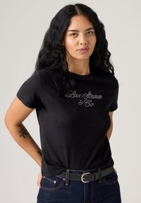 Svart bomullst-skjorte med hvit brodert "Levi Strauss & Co."-logo, klassisk rund hals, kort erm og avslappet passform.