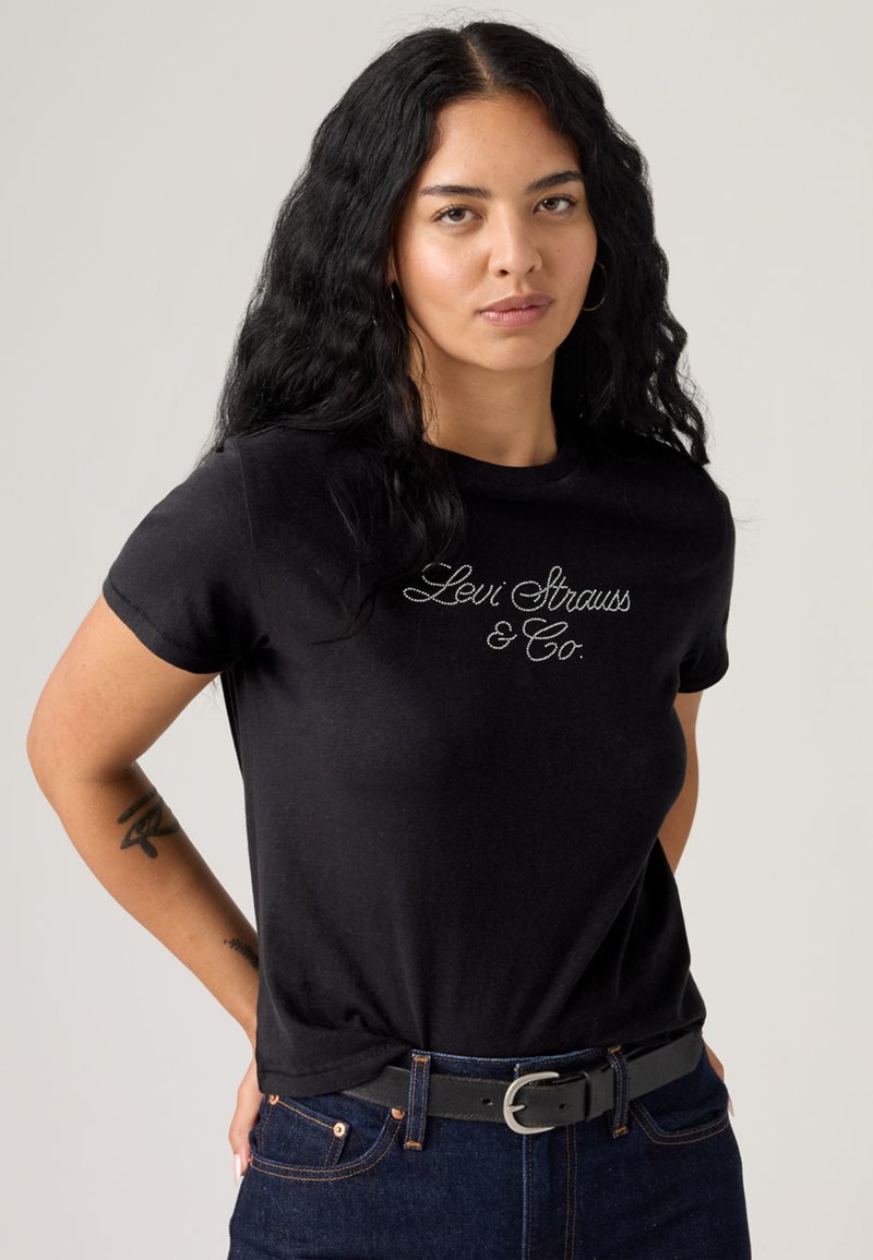 Svart bomullst-skjorte med hvit brodert "Levi Strauss & Co."-logo, klassisk rund hals, kort erm og avslappet passform.