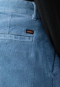 BOSS SHYNE - Nohavice chinos - open blue