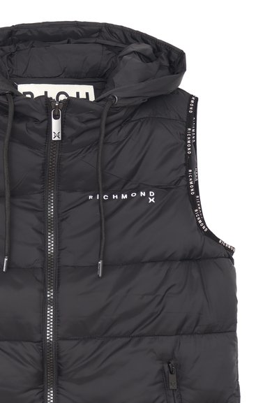 Gilet senza maniche imbottito nero con cappuccio, dotato di zip frontale, dettaglio del logo e cordini decorativi sul collo e sulle braccia.