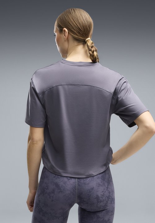 PUMA W CLOUDSPUN RELAXED TEE - Sports T-shirt - inky depths — foto 3