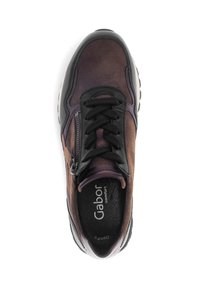 Zwarte en paarse suède sneakers met vetersluiting aan de voorkant, ritssluiting aan de zijkant en een gestructureerde rubberen zool. Het interieur toont "Gabor comfort."