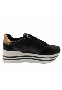 Sneaker nera con texture glitterata, colletto imbottito e rifiniture dorate. La suola platform bianca presenta strisce nere e argento. Design con lacci.