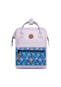 Lila Rucksack mit strukturierter Oberfläche, ausgestattet mit einer blauen Blumentasche, Tragegriffen oben und einem Reißverschlussfach. Logo auf der Vorderseite.