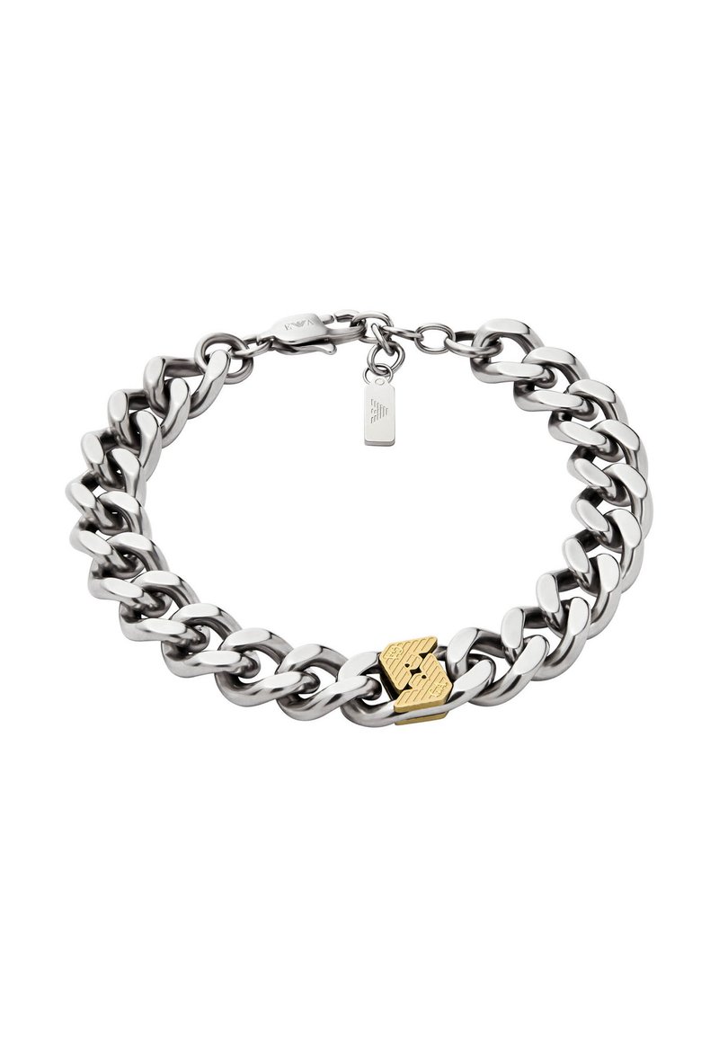 Bracelet en chaîne métallique argentée avec des maillons épais, un fermoir en or texturé et une petite étiquette en métal avec des gravures.