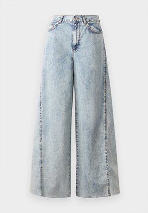 Light blue wide-leg jeans made of denim with contrast stitching, high waist, and two side pockets. Features a relaxed, loose fit.