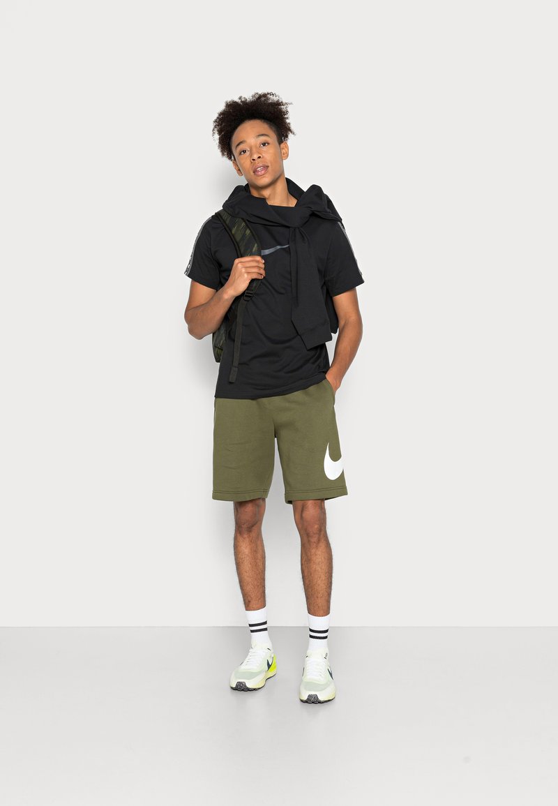 Herren Chino Shorts | Nike Sportswear CLUB Shorts rough green/rough green/oliv - AY32334 Herren Chino Shorts | Nike Sportswear CLUB Shorts rough green/rough green/oliv - AY32334