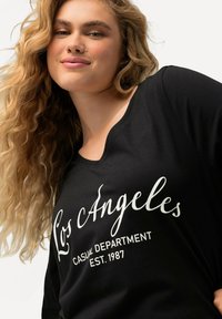 Ulla Popken À COL EN V ET MANCHES 3/4 IMPRIMÉ NOM DE VILLE - Longsleeve - noir