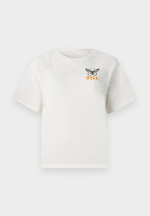 T-shirt blanc à manches courtes avec un papillon noir et le texte orange "RVCA" sur le haut à gauche de la poitrine.