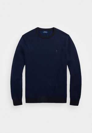 Granatowy sweter z okrągłym dekoltem, długimi rękawami, prążkowanymi mankietami i dołem, z subtelnym logo Polo Ralph Lauren na piersi.