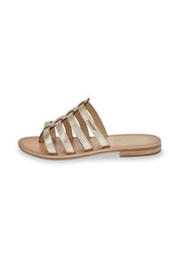 Sandal a slide in metallo dorato con più fasce, design open toe e una soletta in pelle beige. Suola piatta con cuciture decorative.