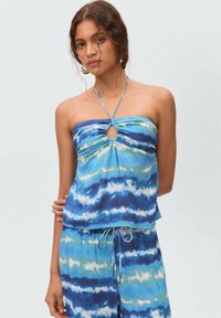 Top bez ramienok v modro-zelenom tie-dye dizajne s okrúhlym výrezom v strede, vyrobený z ľahkej tkaniny. Hladká štruktúra a voľný strih.