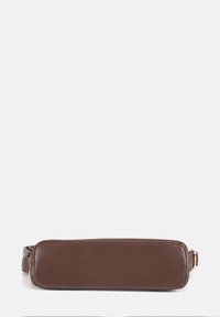 Borsa in pelle marrone a vita con forma rettangolare, texture liscia, tracolla regolabile e dettagli minimi. Ideale per un uso informale.