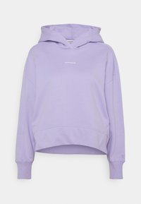 Lila kort hoodie med känguruficka, ribbade muddarna och "Calvin Klein Jeans"-logotyp i liten vit text på bröstet.