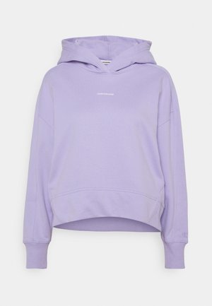 Sudadera corta en color lila con bolsillo tipo canguro, puños acanalados y el logo "Calvin Klein Jeans" en pequeño texto blanco en el pecho.