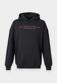 Juodas džemperis su gobtuvu, medvilninė medžiaga, per didelis dydis, su „ROCK OR BUST WORLD TOUR 2015-2016“ grafika, priekinė kišenė, velcro rankovės ir apatinė kraštinė.