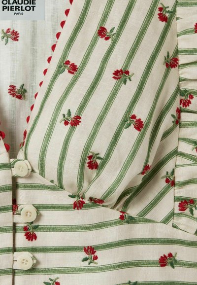 Abito in cotone con una base crema, strisce verdi e ricami floreali rossi. Presenta una scollatura a V e quattro bottoni in vita.