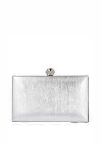 Clutch rectangular plateado con textura cepillada, bordes planos y un cierre hexagonal en la parte superior. Superficie lisa y brillo sutil.