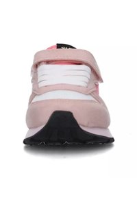 Sneaker in camoscio rosa chiaro con pannelli in rete bianca, dotata di una fascia in velcro, lacci bianchi e una suola in gomma nera.