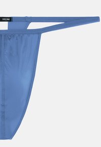 Blaue Tangaslips mit glatter, glänzender Oberfläche. Verfügt über dünne Träger und ein nahtloses Design, das einen minimalistischen Stil unterstreicht.