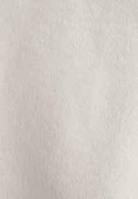 Tejido suave y de un beige claro con una textura lisa y peluda, y una sutil variación en la superficie, que se asemeja al fieltro. Sin patrones visibles ni accesorios.