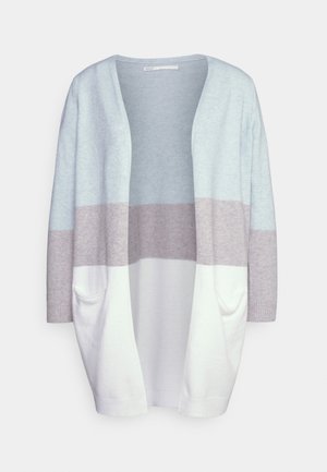 Cardigan long ouvert devant avec des blocs de couleurs horizontaux bleu clair, gris et blanc, avec poches avant, présenté à plat sur un fond blanc.