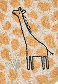 Handtuch mit einer strukturierten, orangefarbenen Giraffillustration auf einem cremigen Hintergrund mit orangenen Fleckenmustern und einem kleinen bestickten Blattsymbol.