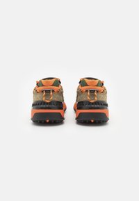 Venkovní tenisky s mixem khaki, oranžové a zelené barvy. Texturované podešve s oranžovými detaily a pevný design paty.