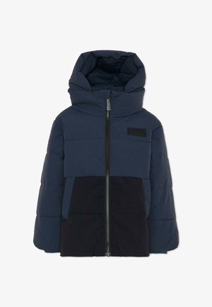 Marineblauwe pufferjack met capuchon, voorzien van een volledige ritssluiting, gestructureerde stof en een kleurblokontwerp met een zwarte onderzijde en logo-label.