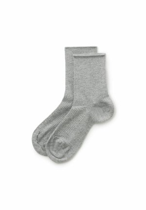 Paar schlichte graue gerippte Crew-Socken, flach auf einem weißen Hintergrund ausgelegt.